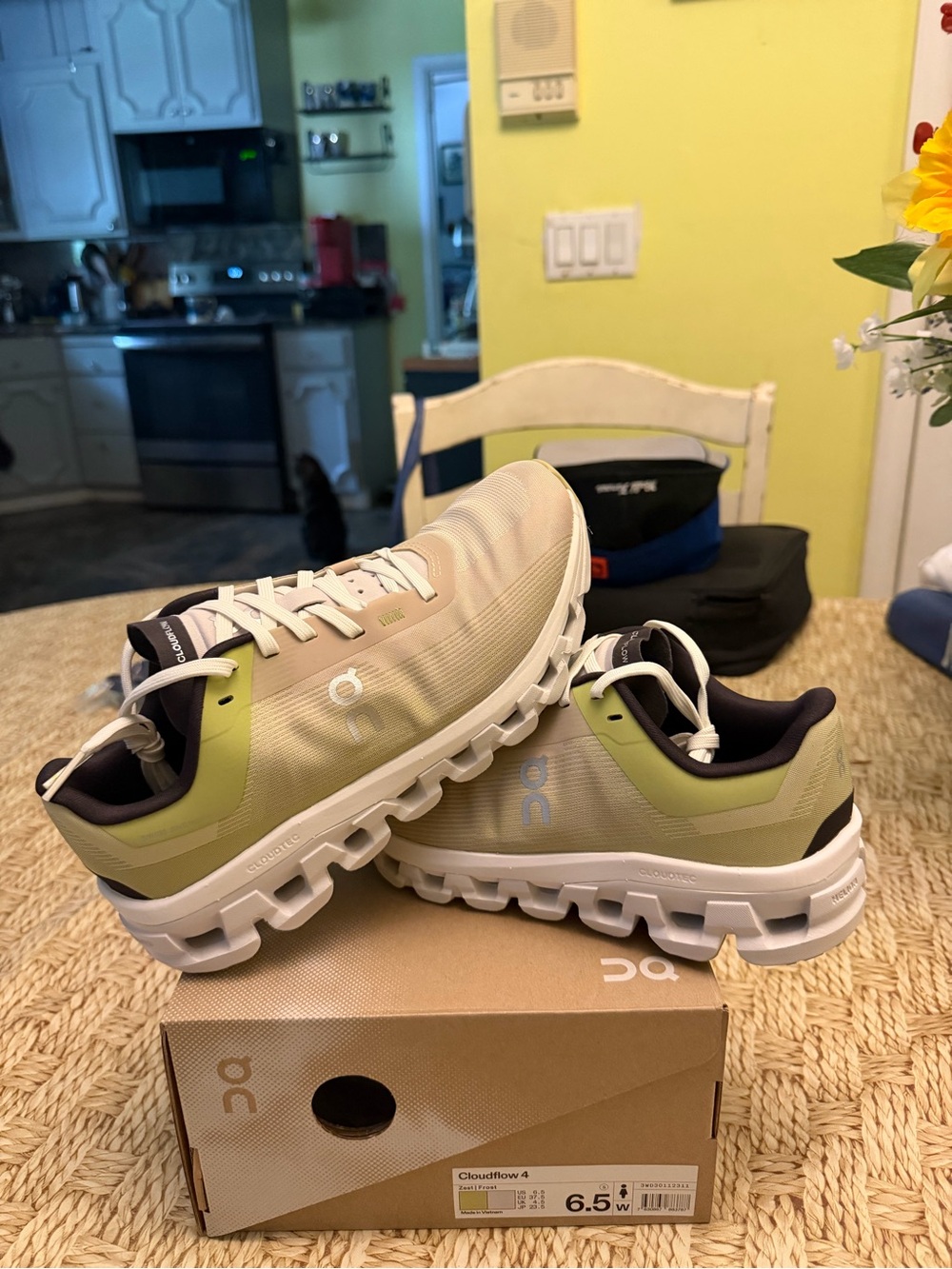 On Running Cloudflow 4  sz 6.5 womans new box !!!